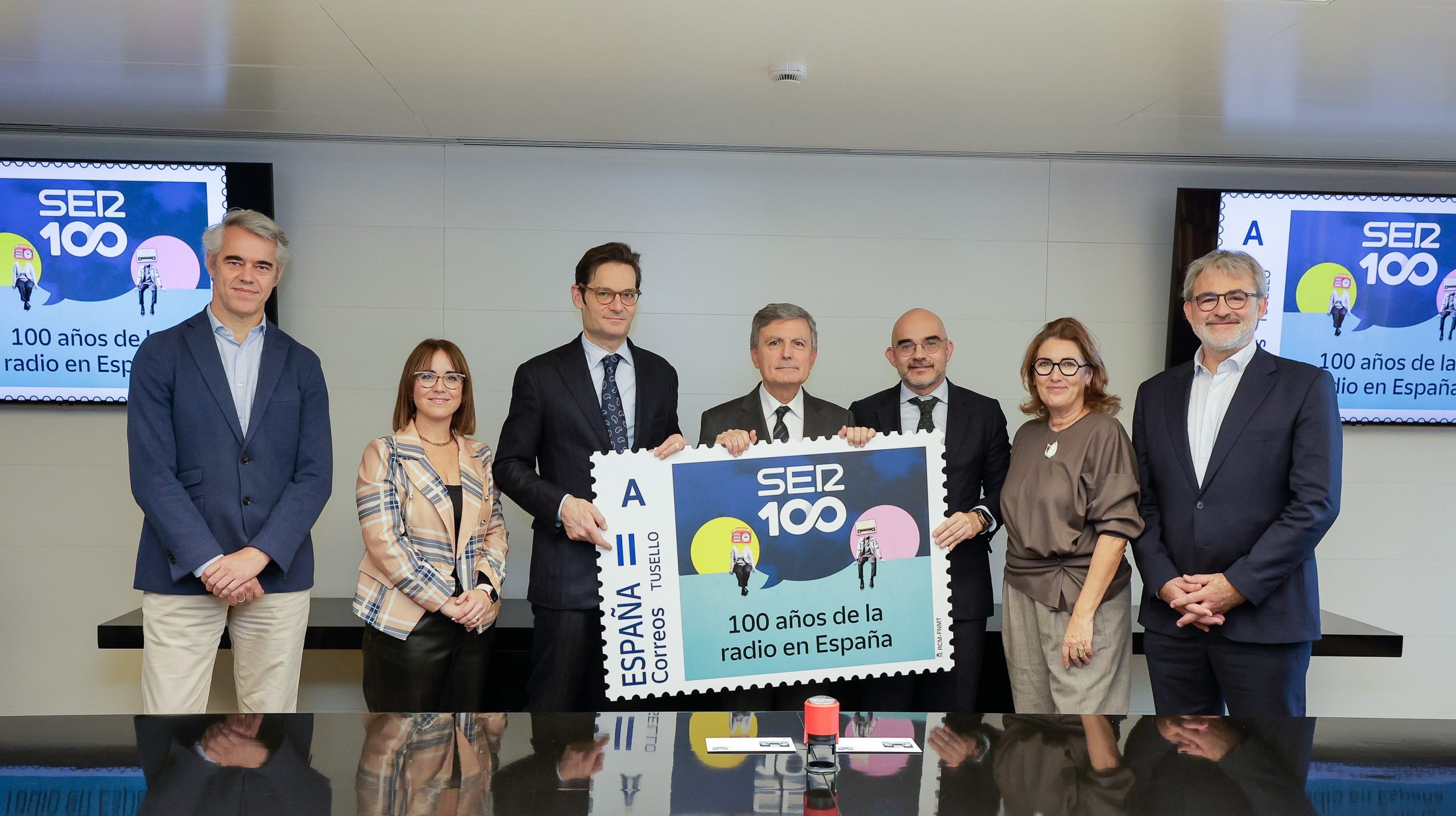 Ignacio Soto, director general de la SER; Nuria Lera Hervás, directora de Filatelia y Relaciones Institucionales de Correos; Joseph Oughourlian, presidente de PRISA; Pedro Saura, presidente de Correos; Carlos Nuñez, presidente ejecutivo de PRISA Media; Montserrat Domínguez, directora de Contenidos de la SER y Jaume Serra, director del Centenario (De izquierda a derecha)