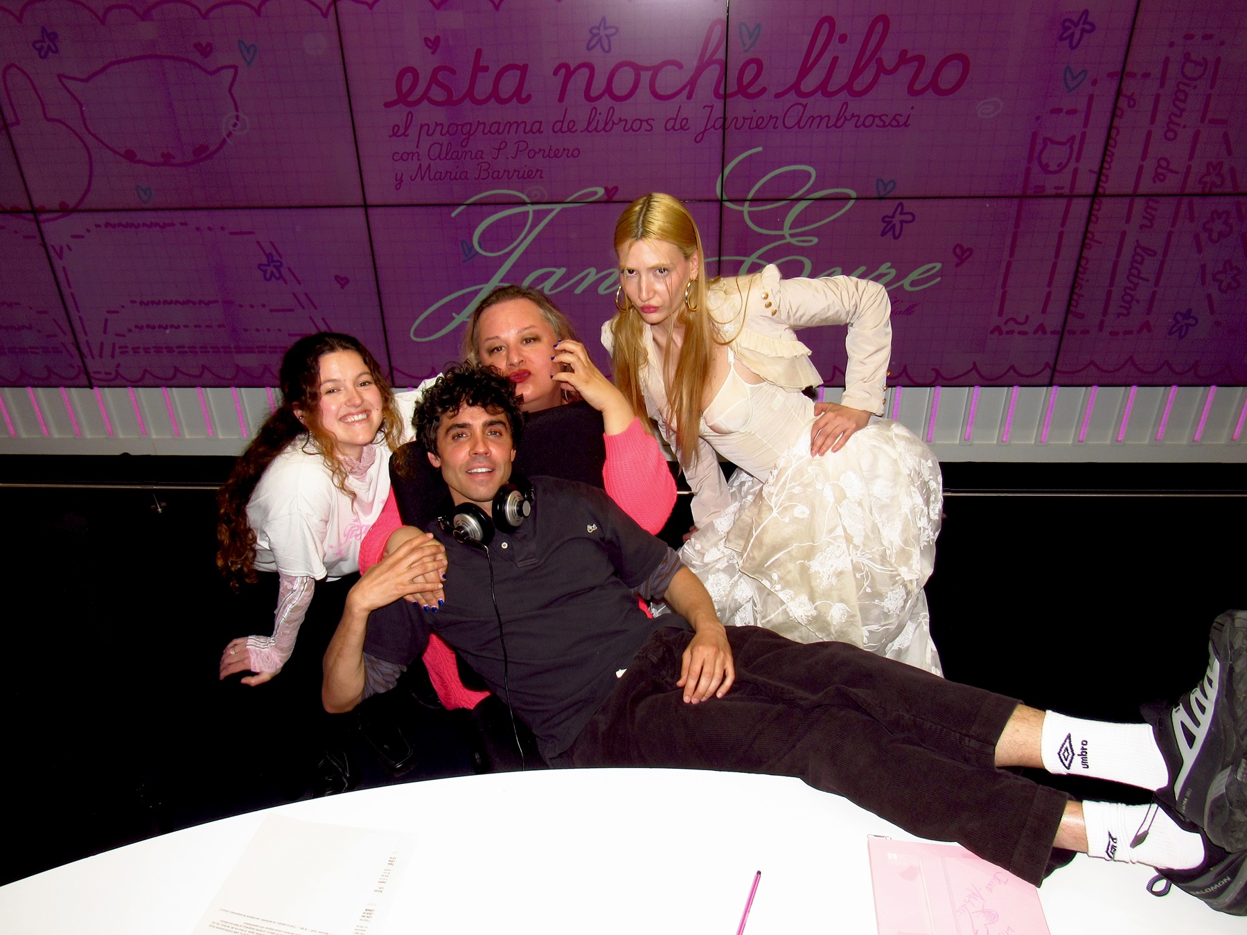 Javier Ambrossi, Alana S. Portero, María Barrier y Carmen Aumedes en Esta noche libro